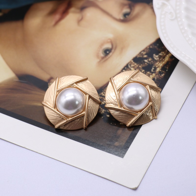 Large Round Exaggerated  Half-piece Imitation Pearl Silver Needle Stud Earrings display picture 4