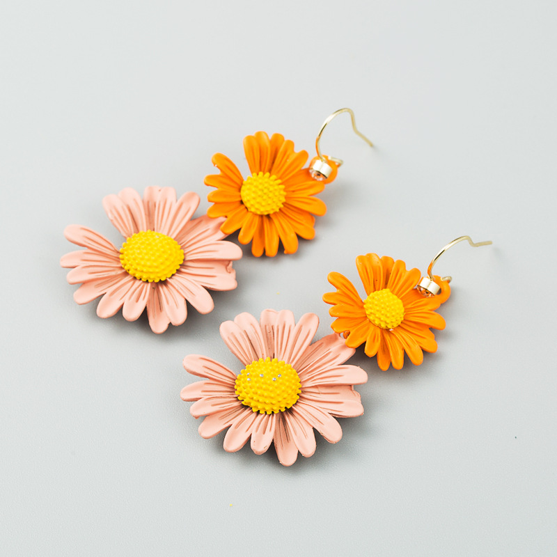 Korean New Fashion Simple Small Daisy Earrings Contrast Color Alloy Flower Earrings display picture 8