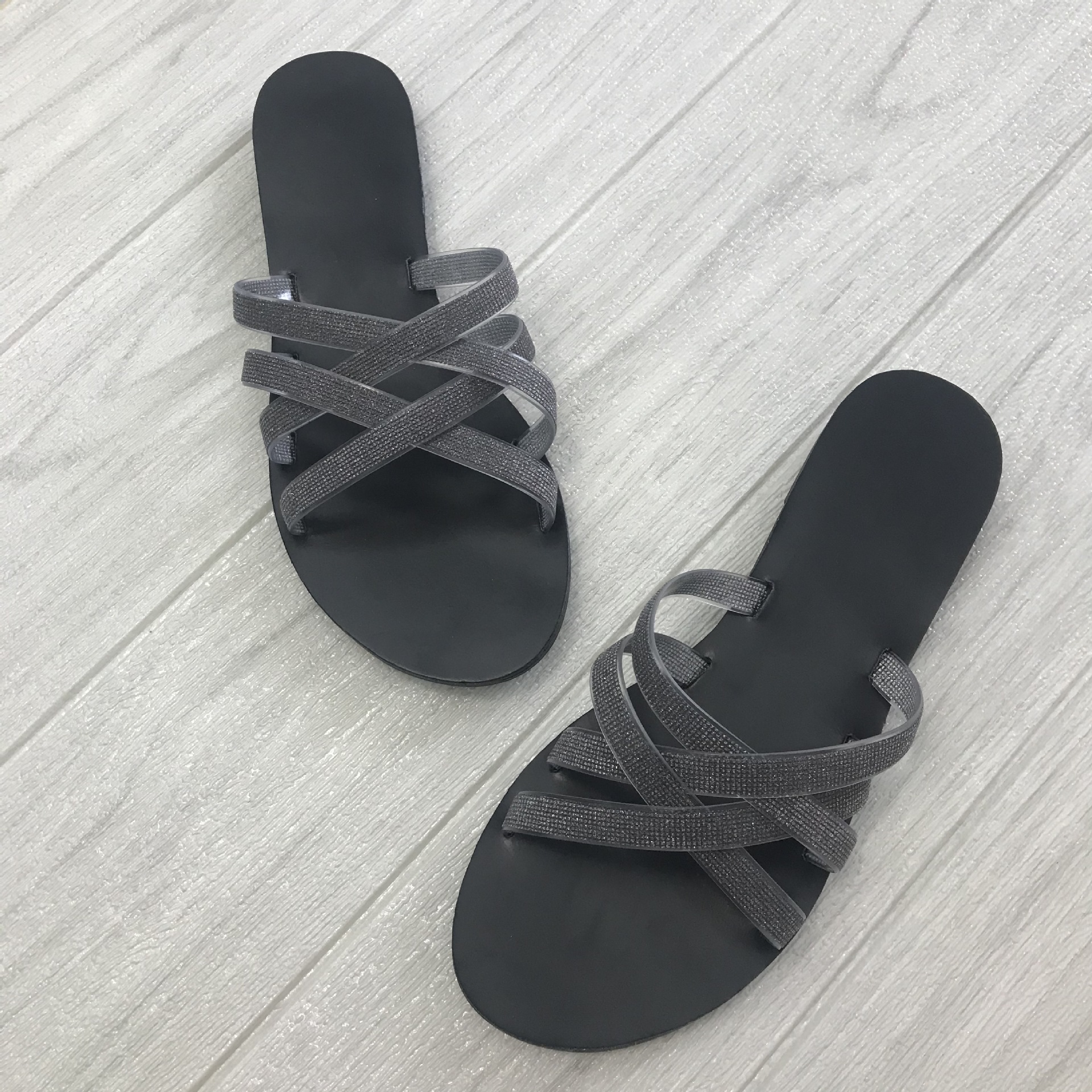 Stilige tøfler med glitrende prikker og diamantformede flate krysssandaler for kvinner med matchende strandsko_voghion.com