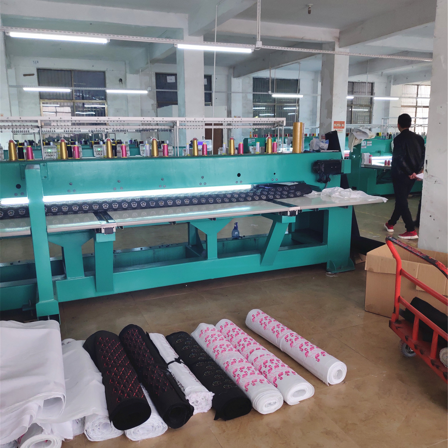 Procesamiento de bordado personalizado pegatinas de tela bordado de computadora Zhang Zi dibujo muestra logotipo personalizado insignia pegatinas de tela prueba