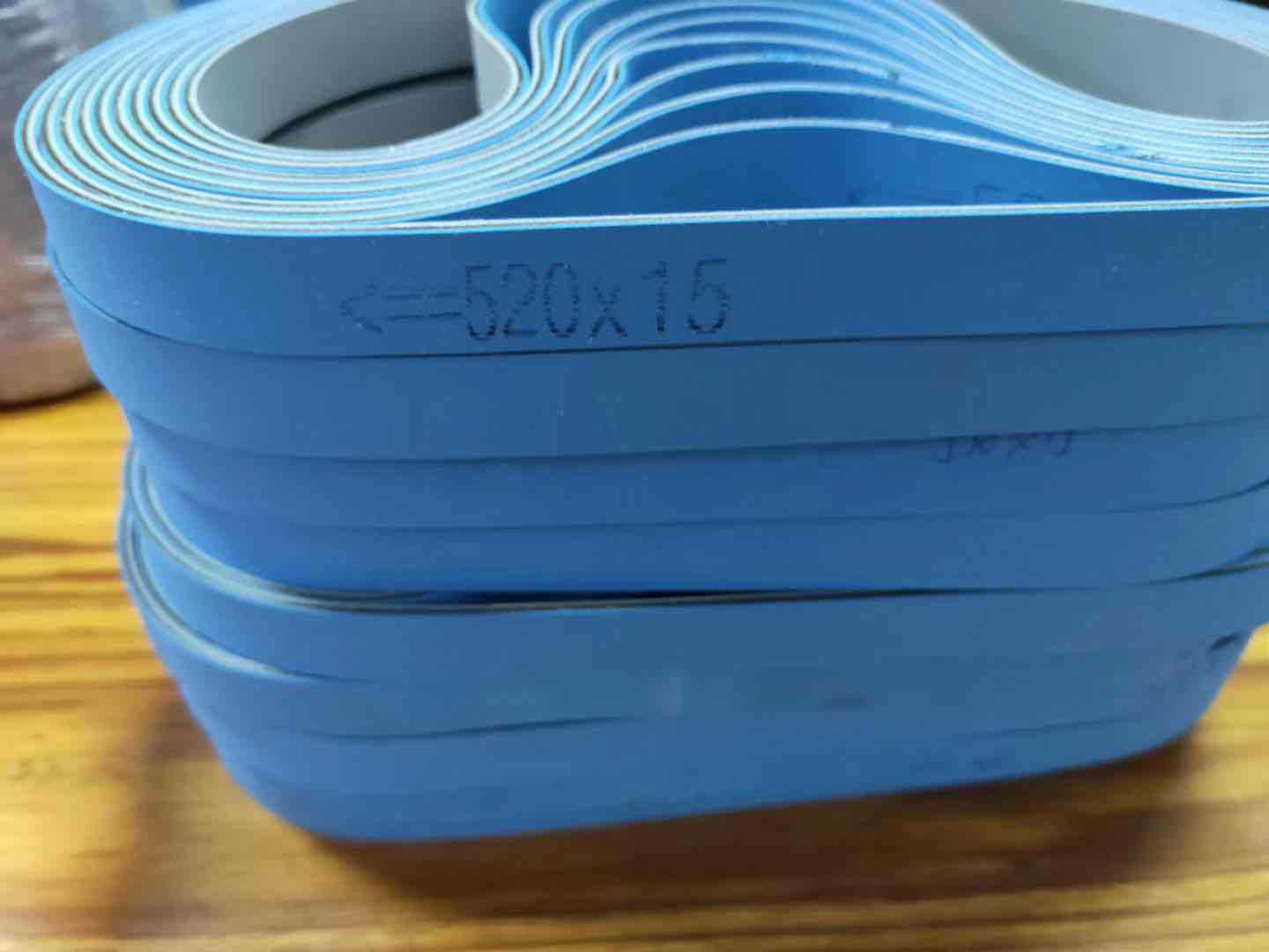 PU分切机皮带定 制白蓝色直条纹油性分条机带纵剪钢卷分条机皮带