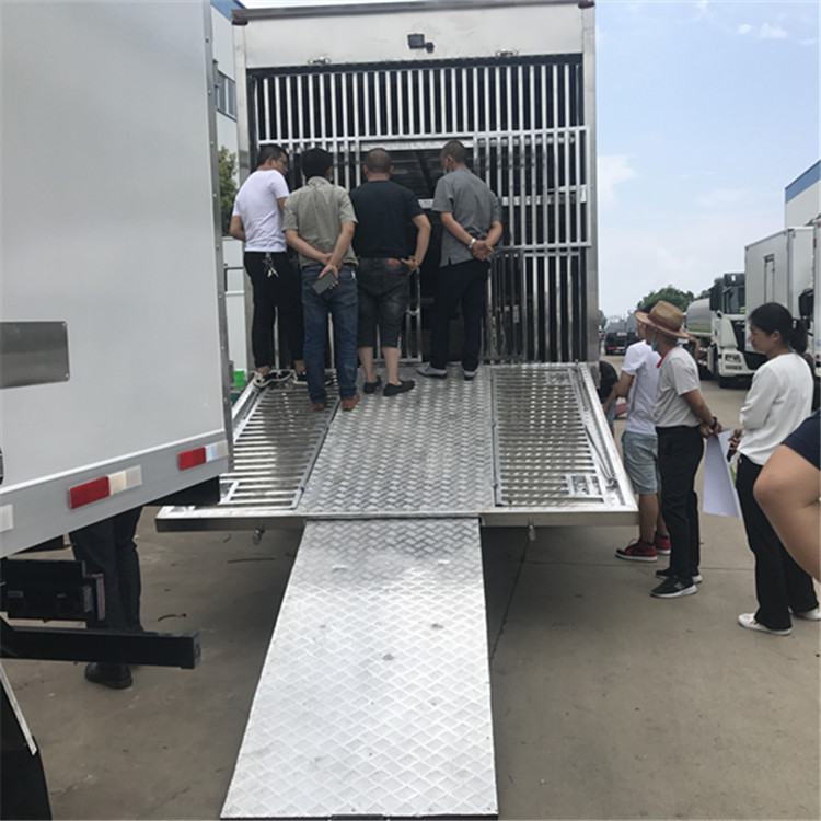 東風多利卡D9運豬車