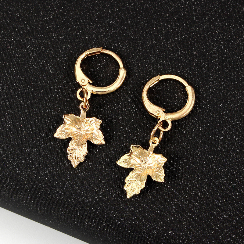 Fashion Jewelry Retro Unique Simple Leaf Earrings Golden Maple Leaf Pendant Ear Ring Wholesale Nihaojewelry display picture 5