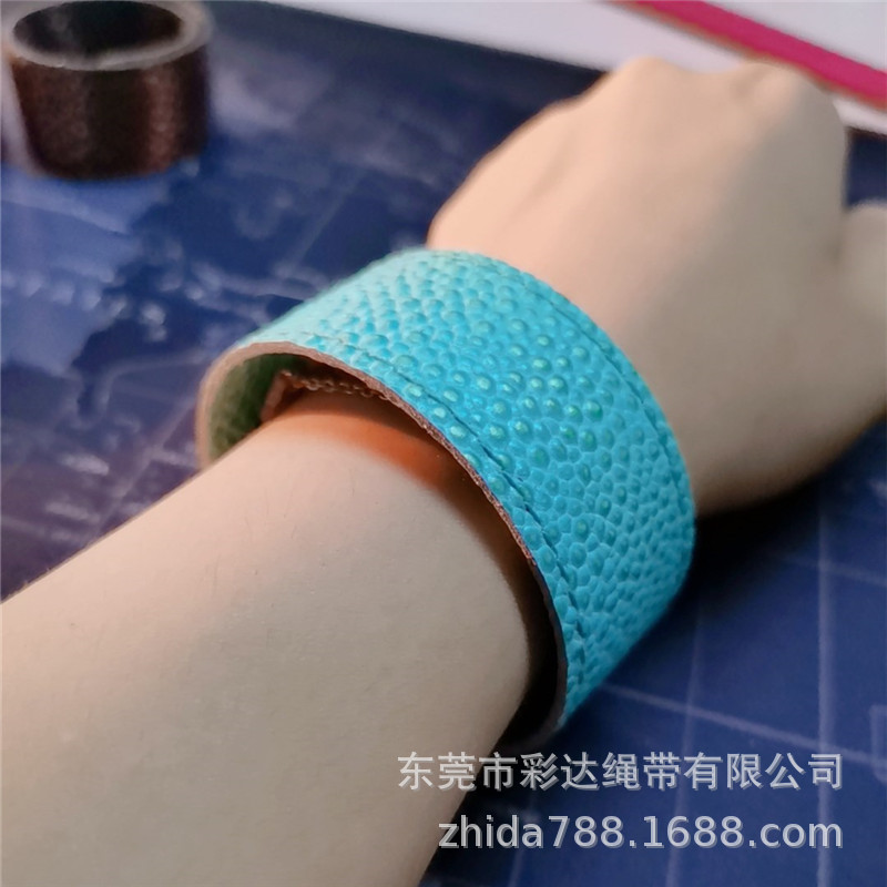 新款 25MM宽天蓝色魔鬼鱼纹啪啪圈真pi成人手环 双面皮车线可油边