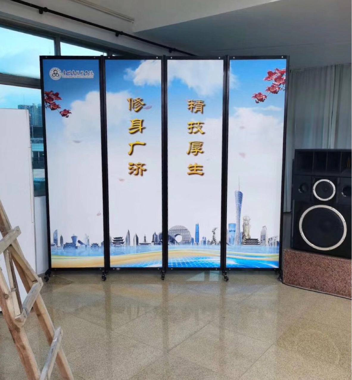 学校院校多功能会议室折叠屏风 L型屏风裱画展板 室内活动广告架