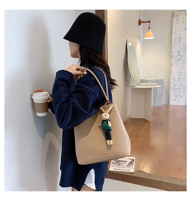 French Messenger Bag Simple Single Shoulder Bucket Bag display picture 8