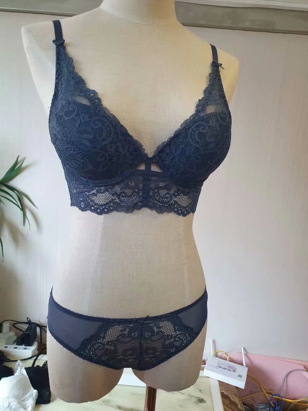 Nouvelle lingerie sexy brodée en dentelle avec ailes latérales élargies, haut fin et bas épais ensemble de soutien-gorge froncé_voghion.com
