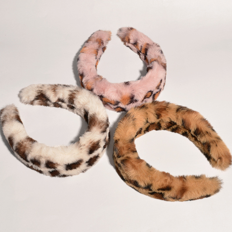 Retro Leopard Plush Hair Band display picture 6