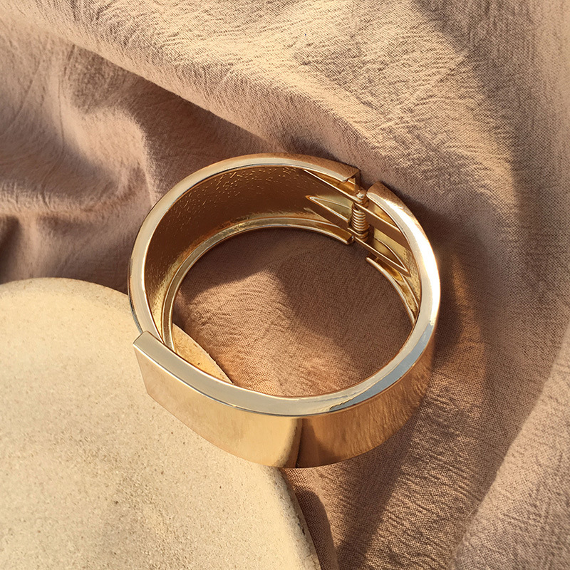 wide side spring open bracelet