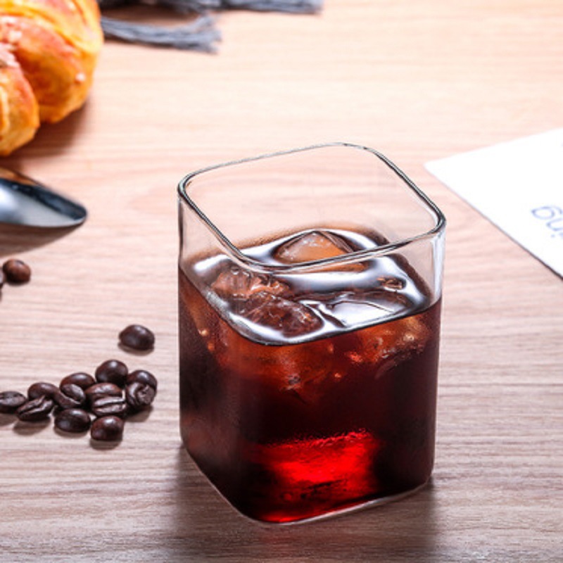 Taza cuadrada brillante sin palabras