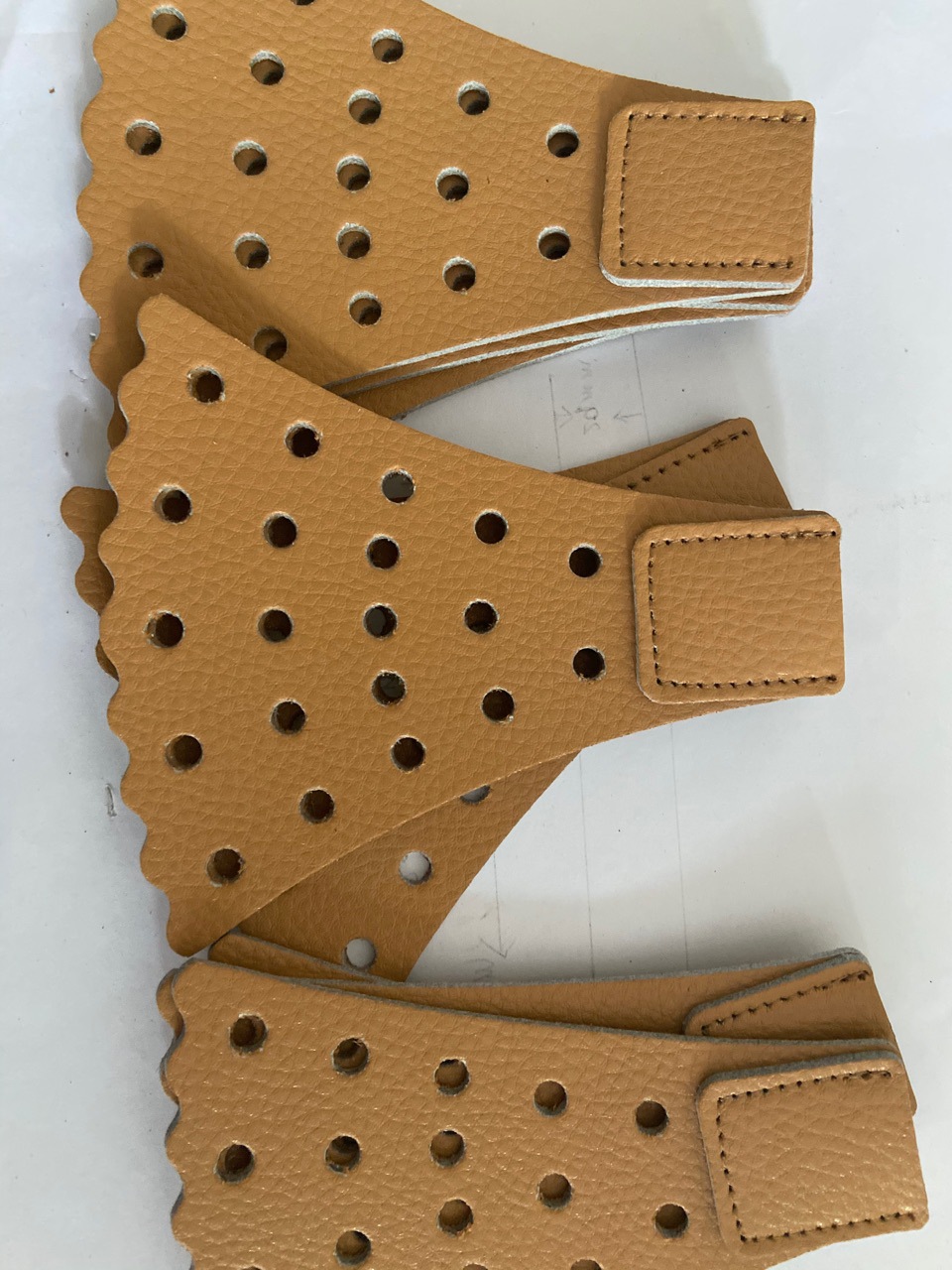 厂家直销批发订制新款真皮牛皮冲压皮具件 皮革皮提手带 皮手挽带