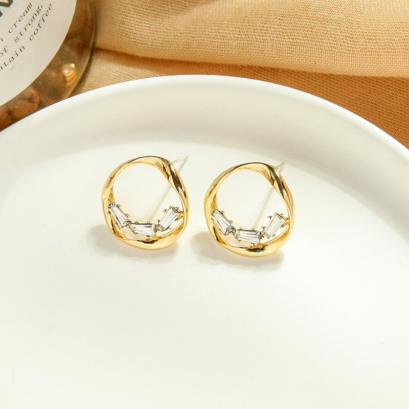 Advanced French Commuting Earrings Temperament Diamond Earrings Design Twisted Circle Earrings Wholesale display picture 5