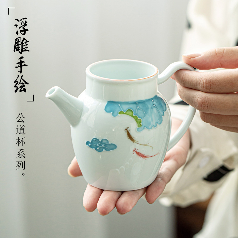 Zhuozhong en relieve pintado a mano taza justa mango de cerámica dispensador de Té celadón té de mar juego de té taza masculina taza de té grande