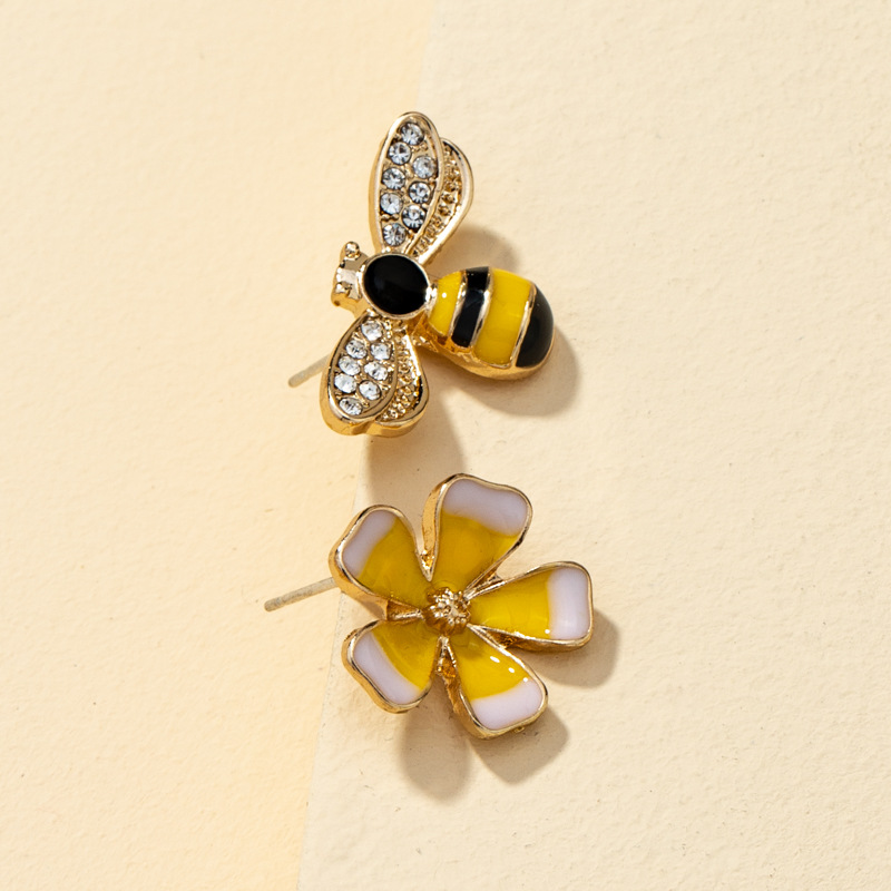 Creative Bee Flower Earrings display picture 1