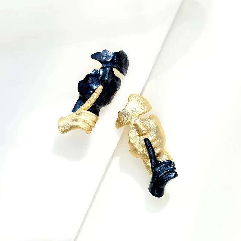 Golden Mask Brooch display picture 4