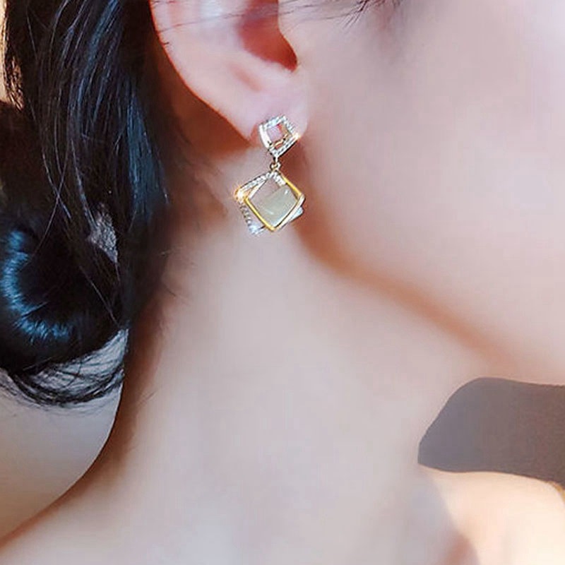 双菱形猫眼石耳钉模特展示