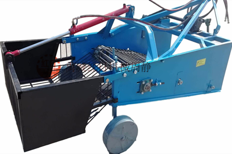 双行土豆收获机   红日马铃薯收获机   收获机工作视频