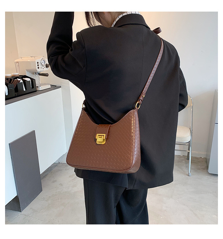 Autumn Ladies One-shoulder Armpit Small New Trendy Fashion Retro All-match Messenger Bag display picture 6