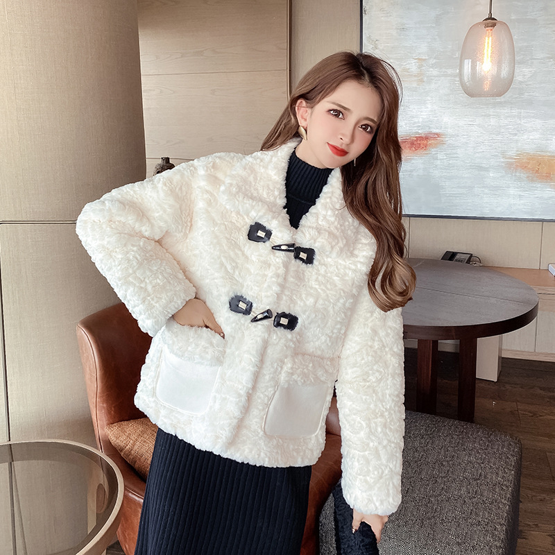 Lambs wool coat 2020 winter new pattern Korean Edition Fur integrated temperament Small fragrant wind Plush coat B1802