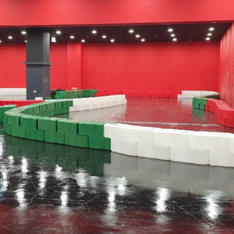 滚塑防撞护栏碰碰车游乐园赛车道围栏耐酸碱抗UV卡丁车路障隔离