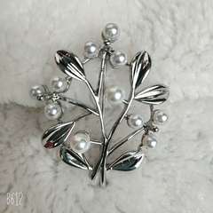 Japanese and Korean Series Natural Freshwater Pearl Brooch Personalized Flower Pin for Women - High-End Luxury and Grand, Suit Accessory