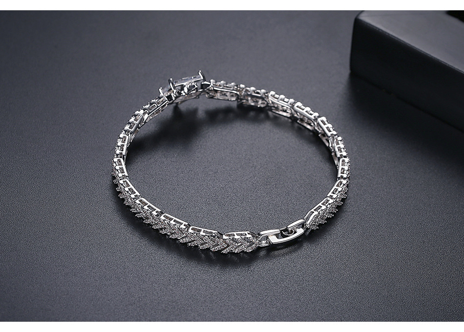 Fashion Copper Inlaid Zircon Gold Plating Bracelet display picture 4