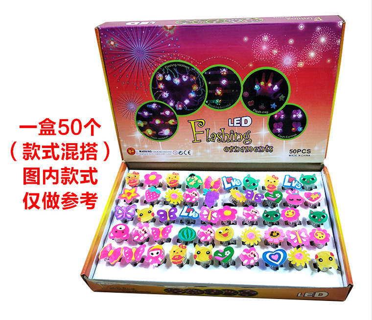 Las pequeñas actividades de microempresas empujan el código de escaneo para enviar regalos debajo de la línea roja en línea, regalos prácticos, pequeños drenadores, artefactos creativos