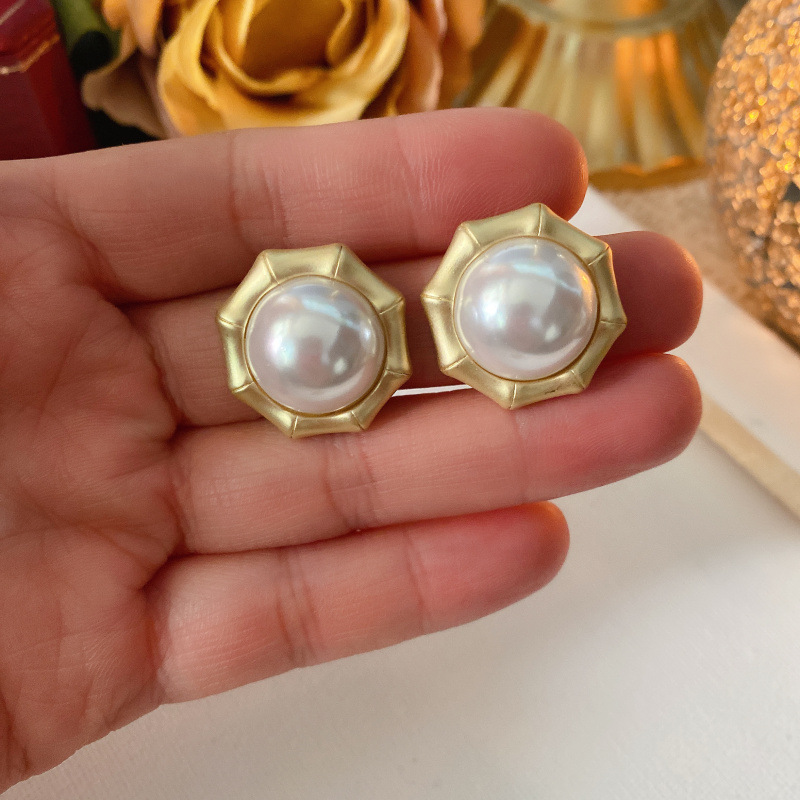 Retro Round Alloy Plating Artificial Pearls Women's Ear Studs 1 Pair display picture 5