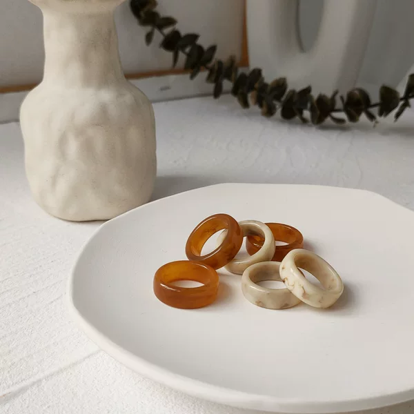 South Korea purchasing the same acetic acid resin gradient color magic ring Curry milk white finger ring tide manufacturers supply