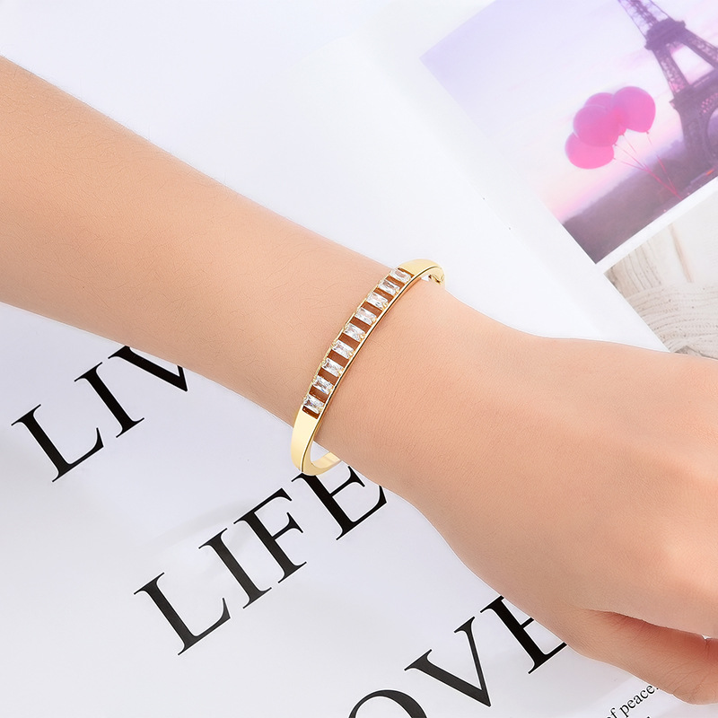 Simple Metal Wind Alloy Micro Inlay Bracelet Korean Fashion display picture 5