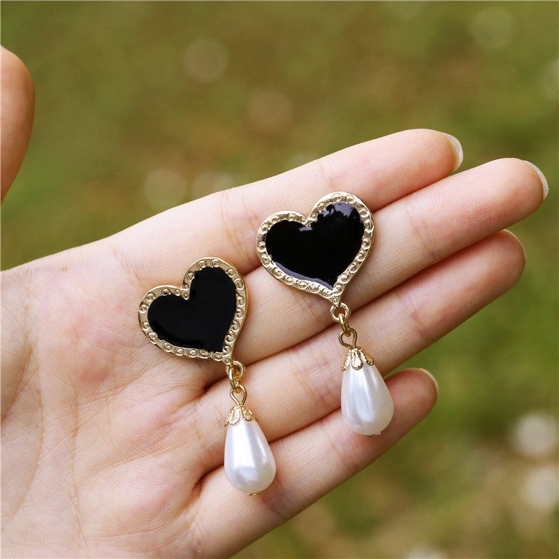 Fashion Retro Rhinestone Heart Pearl Earrings display picture 2