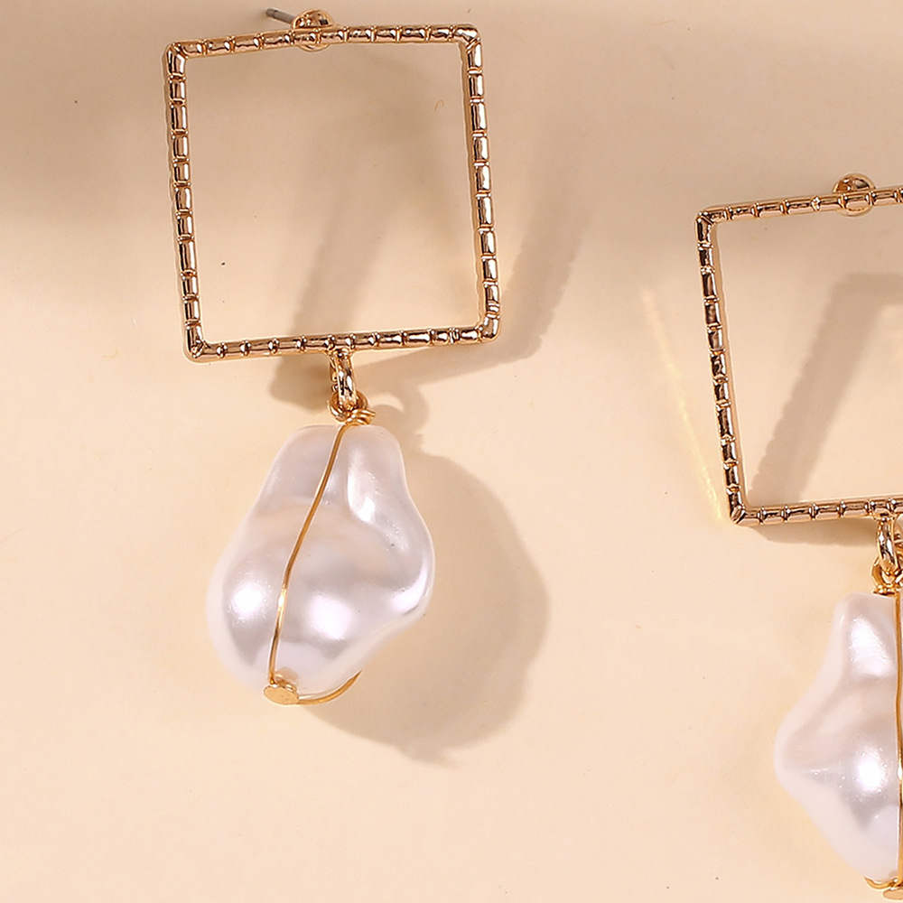 Korean Water Droplets Layered Pearl Earrings Wholesale Simple Geometric Alloy Girl Earrings Nihaojewelry display picture 8