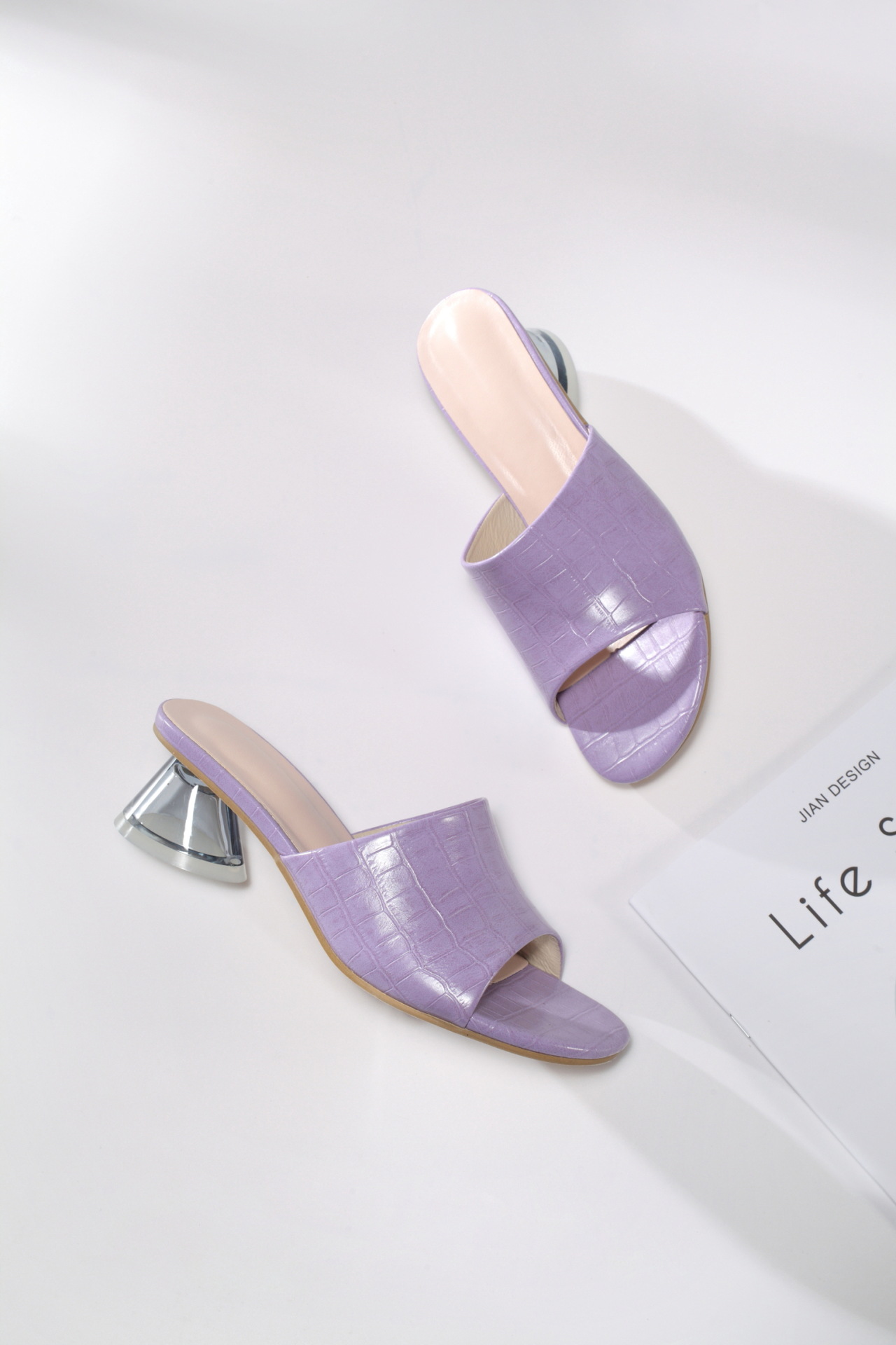 Crystal-heeled sandals Clear and stone-patterned square midheel slippers_voghion.com