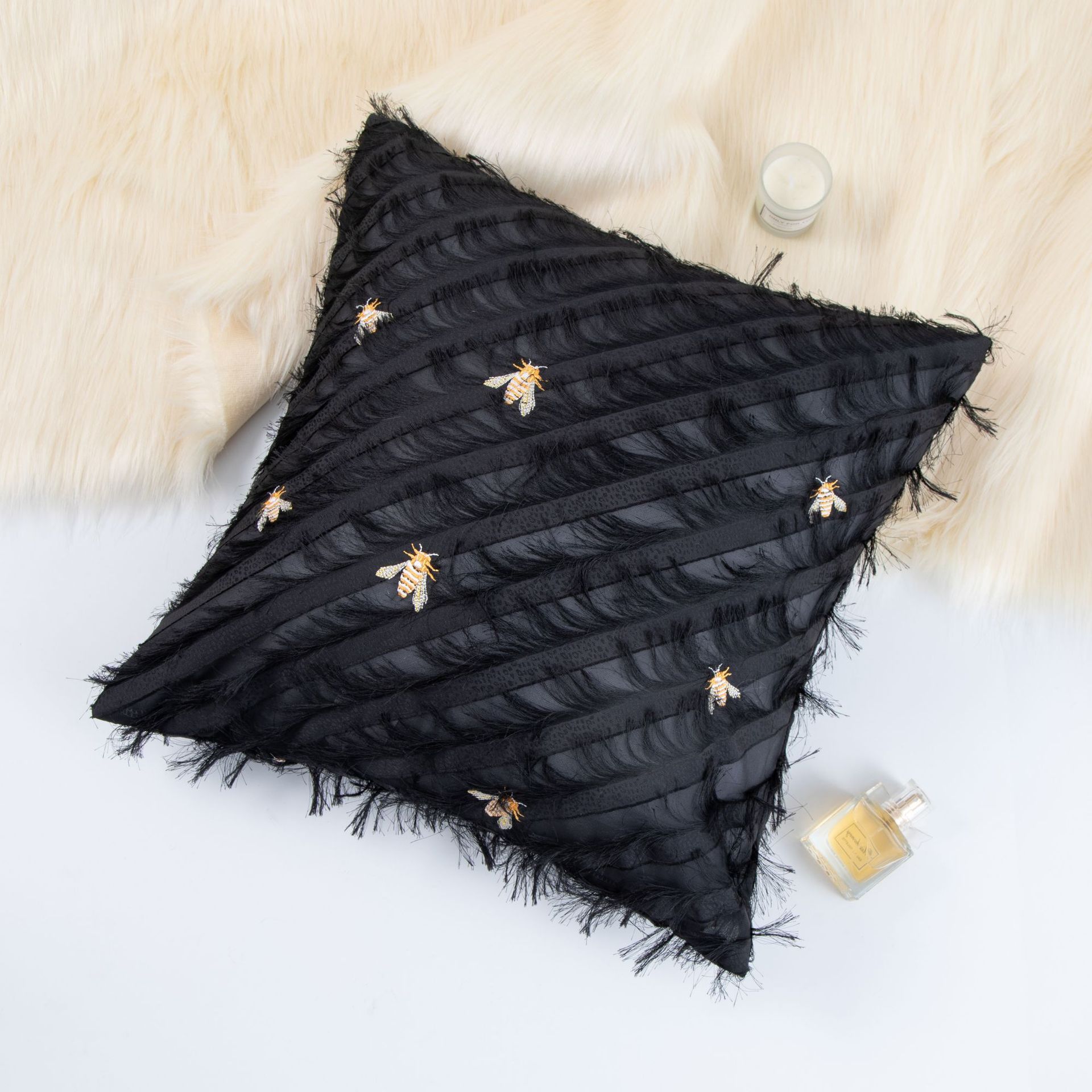 亚马逊小蜜蜂刺绣抱枕 雪纺流苏剪花风家居客厅沙发靠枕靠垫