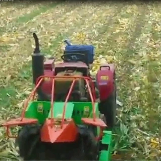 小四轮带玉米前置收割割台 2行收割玉米成堆堆放 秸秆粉碎还田