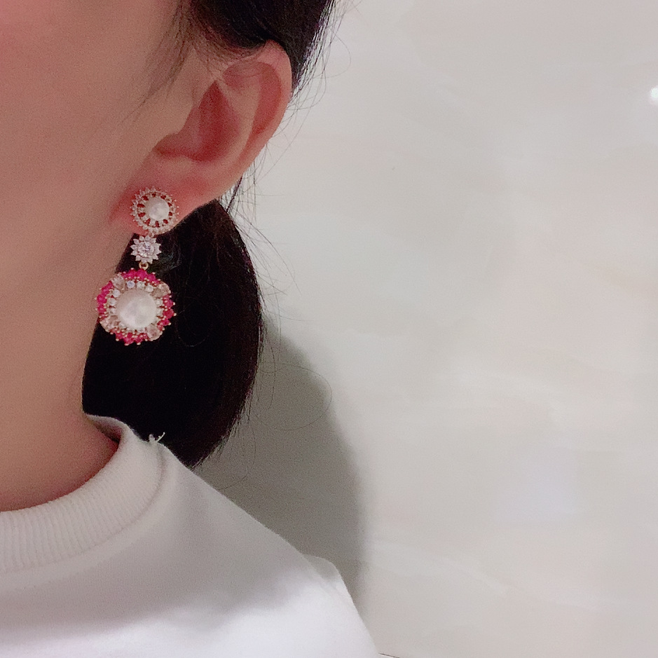 Elegant Pearl Flower Earrings display picture 2