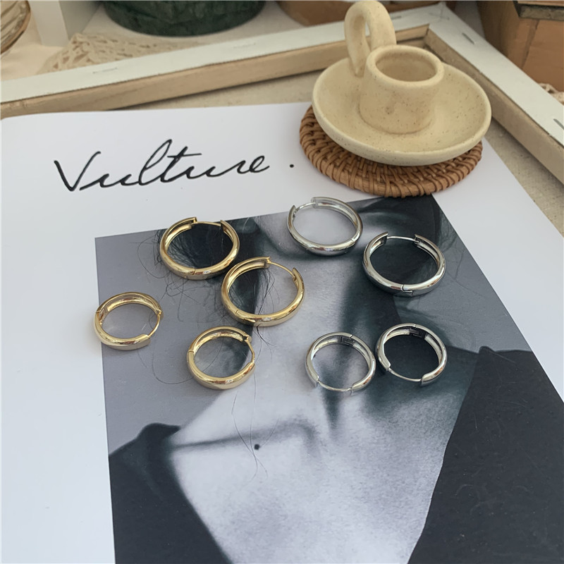 Retro Simple Circle Gold-plated Silver Non-fading Hoop Earrings Wholesale display picture 7