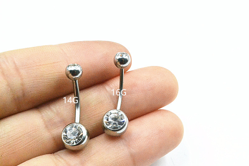 欧米のダイヤモンドを入れて、人体にピアスをします。