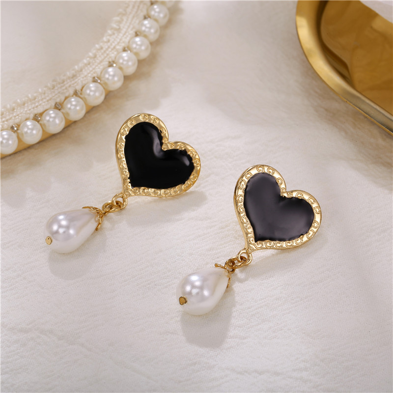 Fashion Retro Rhinestone Heart Pearl Earrings display picture 4