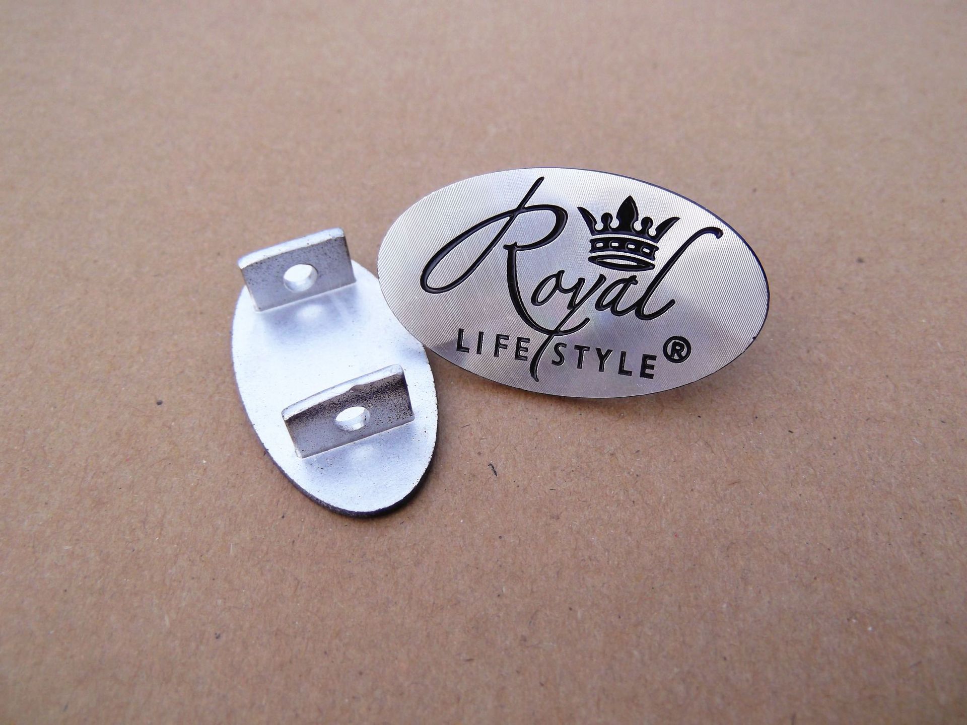 厂家定做机械设备标牌带支脚 批发电器铝板铭牌 电镀金属标牌定制