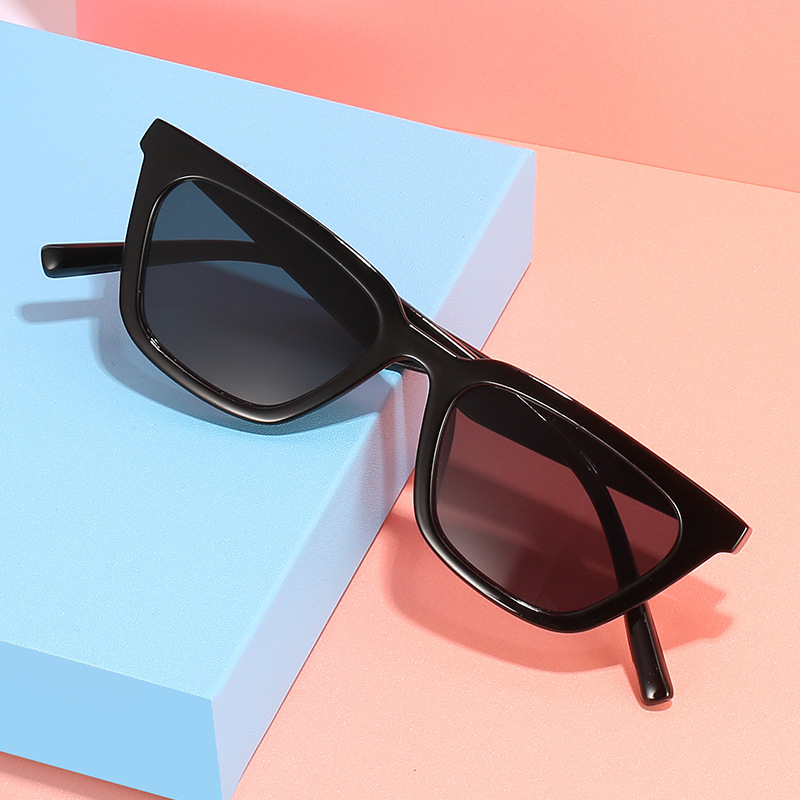 Directo de fábrica nuevas gafas de sol retro Ojo de gato para hombres y mujeres de verano pequeño marco gafas de sol europeas y americanas TikTok Net gafas rojas