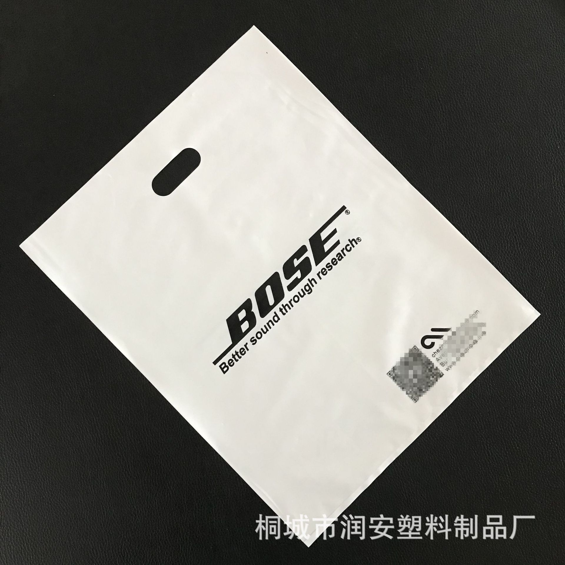 Ropa de ropa para niños bolsas de plástico ropa de cuatro dedos bolsas de mano personalizadas logo agujero agujero mano bolsa de ropa interior