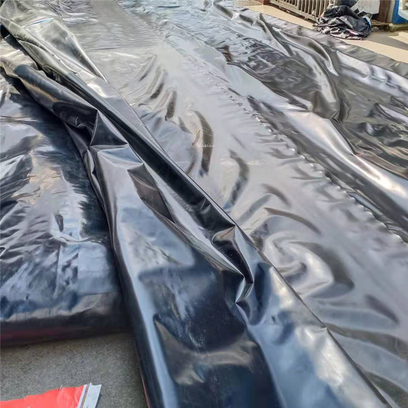 黑色HDPE土工膜养殖防逃膜荷塘鱼塘水库防水膜污水池沼气池防渗
