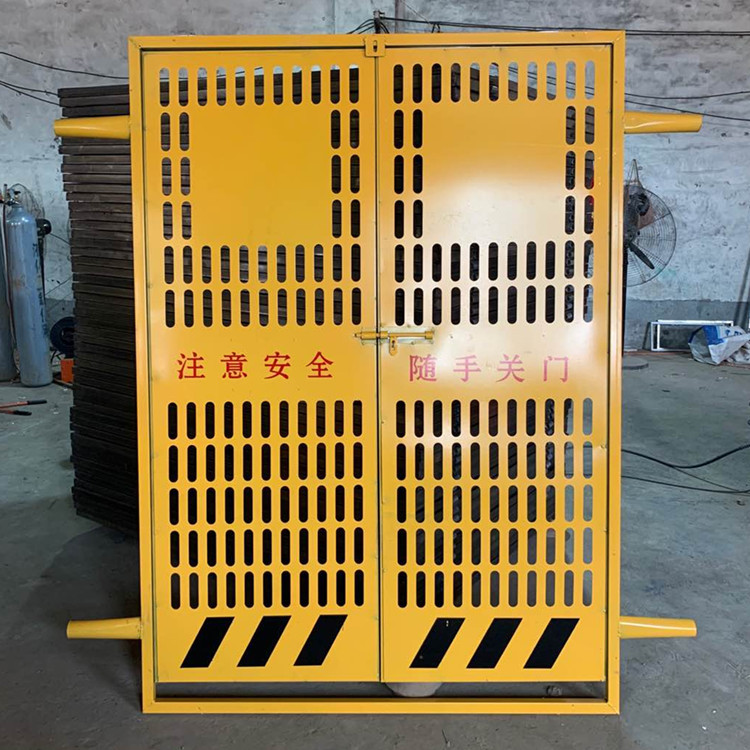 施工电梯井口安全门 人货升降机防护门 冲孔板带框电梯防护门