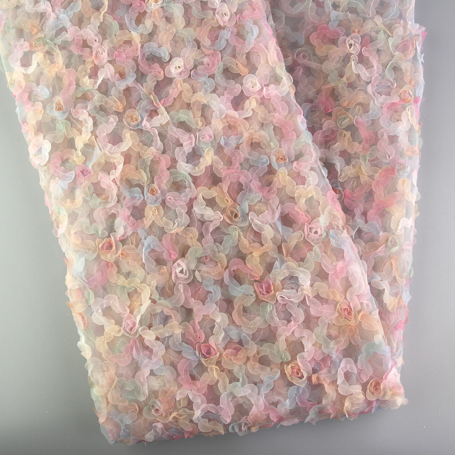 新款彩色印花盘带绣 多色立体花朵盘带绣面料 连衣裙时装装饰布