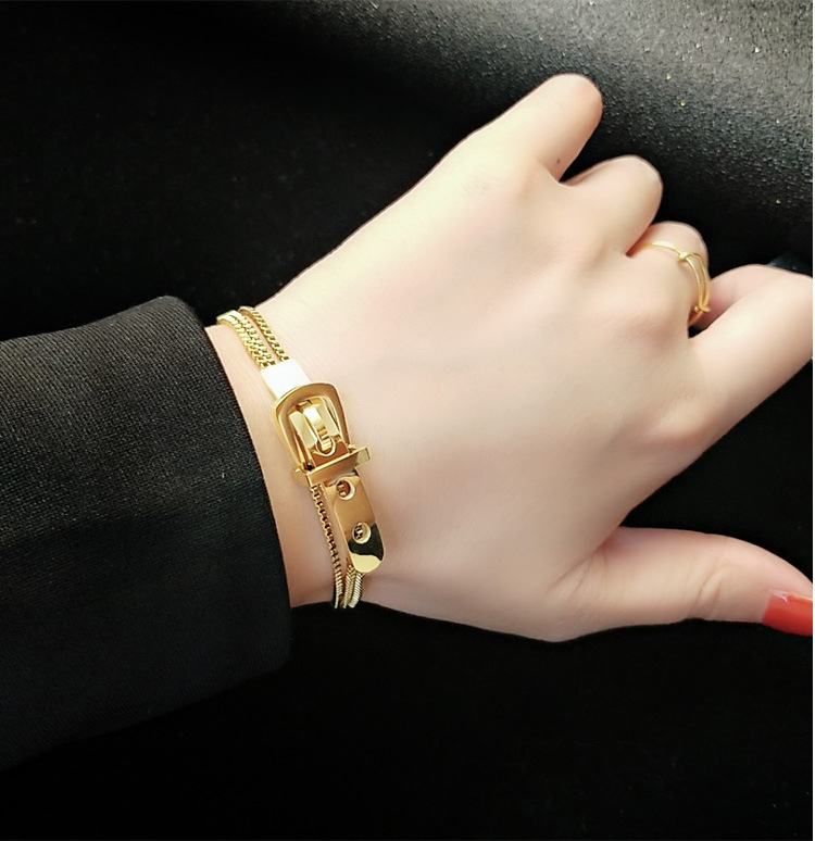 Europäische Und Amerikanische Mode Uhr Gürtels Chnalle Drei Schicht Ige Reis Perlen Box Kette Armband Weibliche Titan Stahl 18k Gold Hand Verzierungen E095 display picture 5