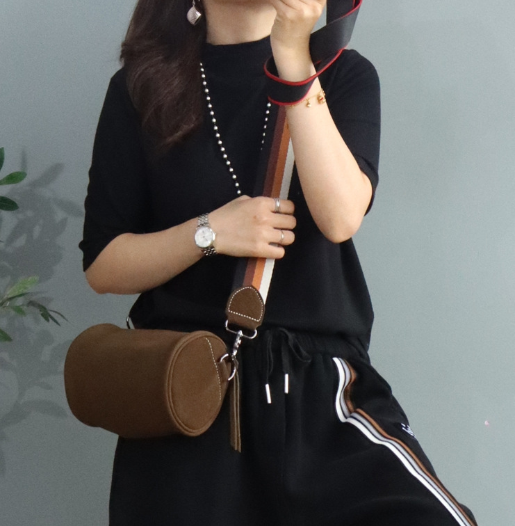 爆款複古休閑百搭牛皮小水桶包單肩斜挎小包包條紋肩帶枕頭包