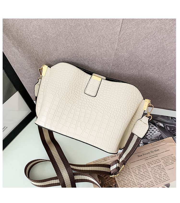 All-match Women's Messenger Bucket Crocodile Pattern One-shoulder Picture Autumn New Messenger Women's Bag display picture 8