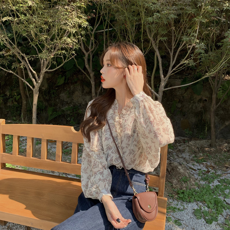 The 2022 new style of Korean-style, gentle and stylish floral chiffon sweater for women, long-sleeved base layer and puffed sleeve top pic 9
