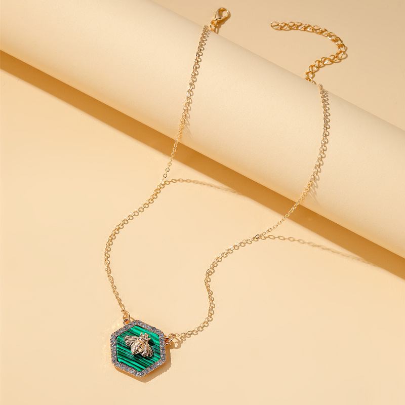 New Alloy Diamond Bee Necklace Hexagon Geometric Necklace Emerald Gemstone Clavicle Chain Wholesale Nihaojewelry display picture 4